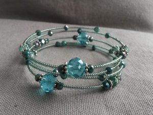 Gnistrande memorywire armband i havsgrönblåa nyanser för kvinnor