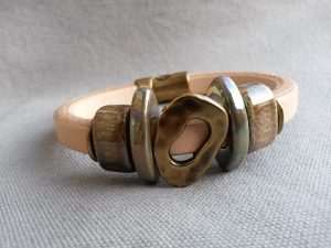 Brett naturfärgat regaliz läderarmband brons med magnetlås