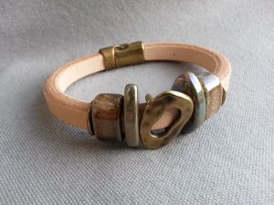 Brett naturfärgat regaliz läderarmband brons med magnetlås