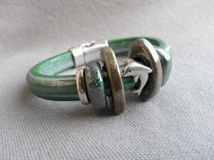 Brett grönt regaliz läderarmband med delfin i silver