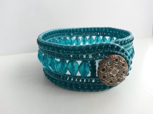 Turkos brett handsytt läderarmband med glaspärlor