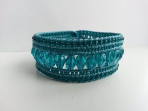 Turkos brett handsytt läderarmband med glaspärlor