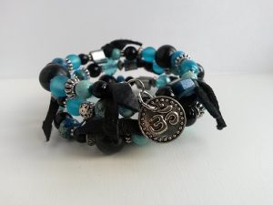 Memorywire armband blå svart med Aum berlock Boho stil