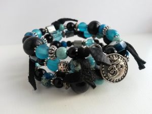 Memorywire armband blå svart med Aum berlock Boho stil