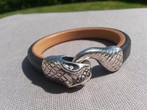 Orm regaliz läderarmband