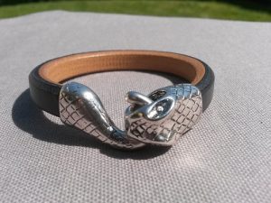 Orm regaliz läderarmband