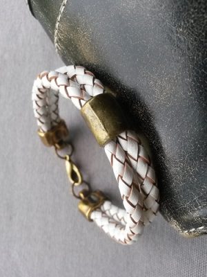 Vitt och vintage läderarmband