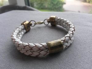 Vitt och vintage läderarmband