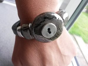 Gråsvart regaliz läderarmband med keramikpärlor för henne