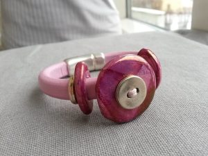 Rosa läderarmband av regaliz och keramikpärlor för kvinnor