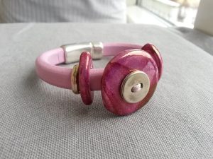 Rosa läderarmband av regaliz och keramikpärlor för kvinnor