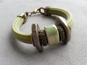 Grön regaliz armband med keramikpärlor