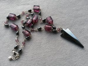 Handgjort lila pärlhalsband med pilspets hänge i Hematit