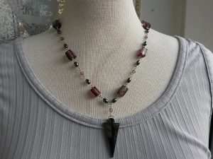 Handgjort lila pärlhalsband med pilspets hänge i Hematit