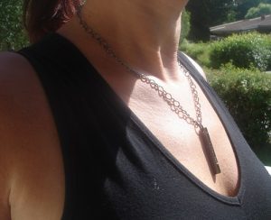Ett underbart halsband med en budskapsberlock “LOVE”
