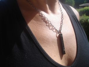 Ett underbart halsband med en budskapsberlock “LOVE”