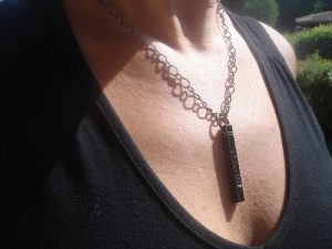 Ett underbart halsband med en budskapsberlock ”LOVE”