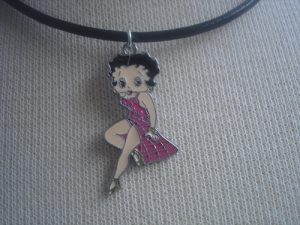 Fräckt retro-halsband i läder med Betty-Boop