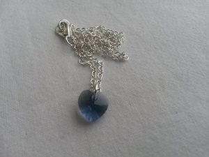 Halsband med jeansblå Swarovski hjärta