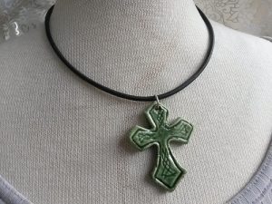 Stort grönt kors med tjockt svart läderhalsband justerbart