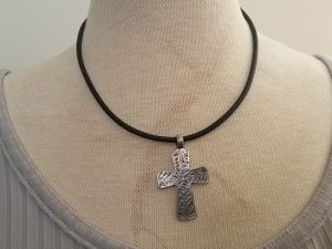 Svart läderhalsband justerbart med kors hänge unisex