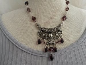 Orientalisk inspirerat snirkligt unikt lila halsband
