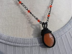 Halsband orange Aventurin ädelsten med positiva egenskaper
