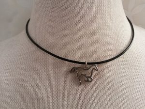 Halsband med häst hänge i silver