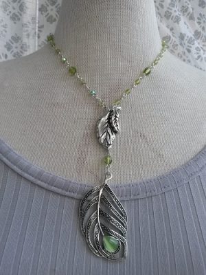 Kort grönt Y-halsband med hänge glaspärlor i kedjan