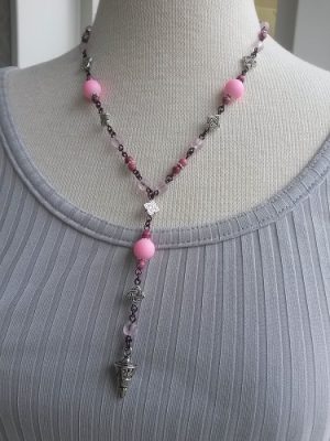 Handgjort halsband i rosa nyanser