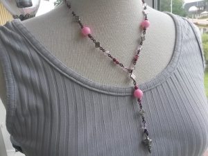 Handgjort halsband i rosa nyanser