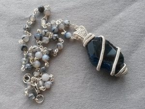Handgjort vajer virat mörkblått halsband med Agat hänge