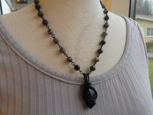 Handgjort svart vajer virat halsband med snöobsidian och jaspis