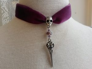 Choker halsband goth lila sammet med kolibridödskalle