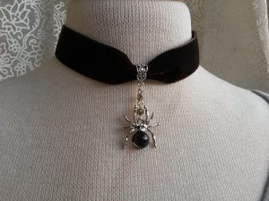 Choker halsband goth mörkbrunt sammet med spindel