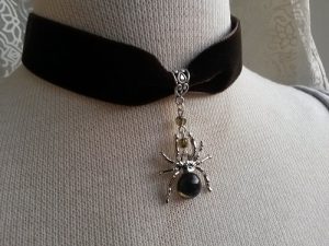 Choker halsband goth mörkbrunt sammet med spindel