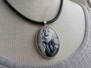 Läderhalsband med bildcabochon på Marilyn Monroe