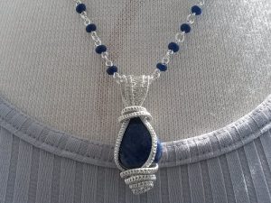 Blått halsband av Lapis lazuli och Jade sten