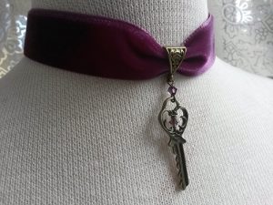 Choker halsband goth lila sammet nyckel vintage