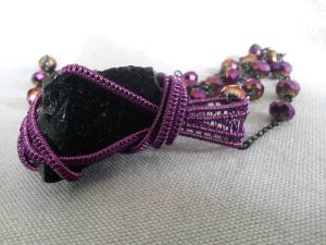 Lila och svart vajer virat halsband med Obsidian hänge