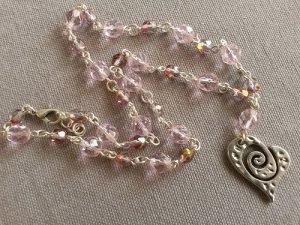 Kort rosa halsband med silver hjärta hänge