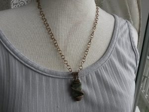 Halsband med Serpentinsten och handgjord vintage kedja