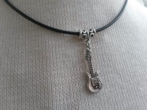 Musik läderhalsband svart med gitarr berlock för barn