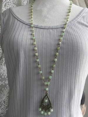 Långt halsband pistagegrön färgad Jade med chandelier hänge