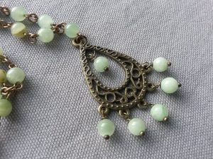 Långt halsband pistagegrön färgad Jade med chandelier hänge