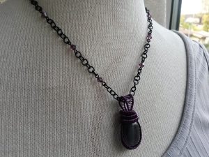 Halsband med svart cabochon och Swarovski kristaller i kedjan