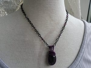 Halsband med svart cabochon och Swarovski kristaller i kedjan