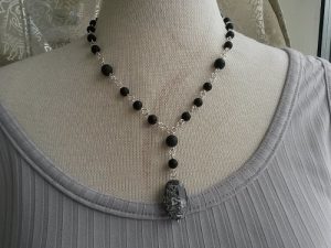 Y-halsband silver med svarta stenar i kedjan