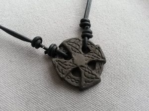 Svart läderhalsband med Keltiskt kors i stengodslera
