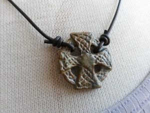Keltiskt kors i stengodslera i grönt och brunt